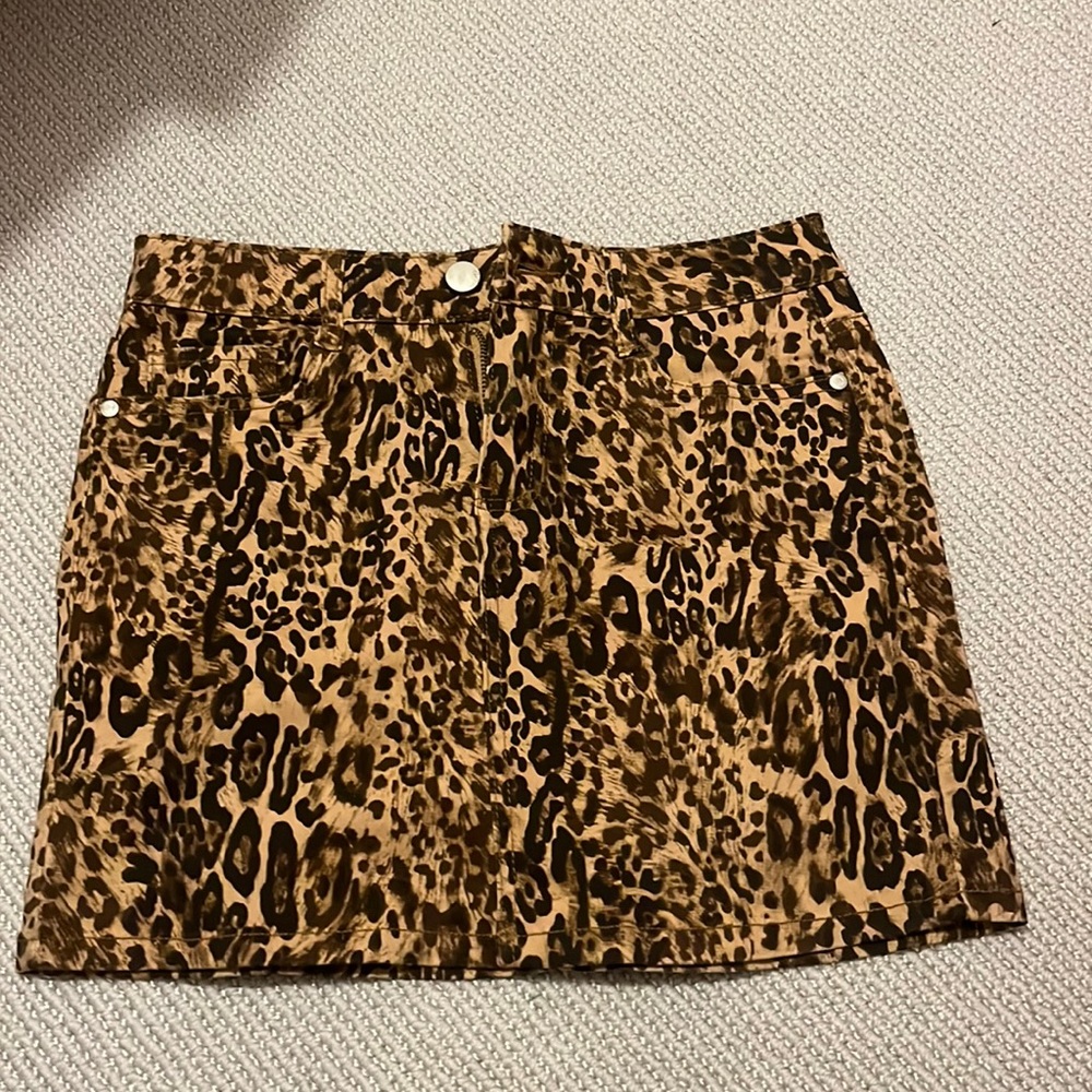 Super stretchy cheetah pencil skirt! Size 26 W from forever 21!